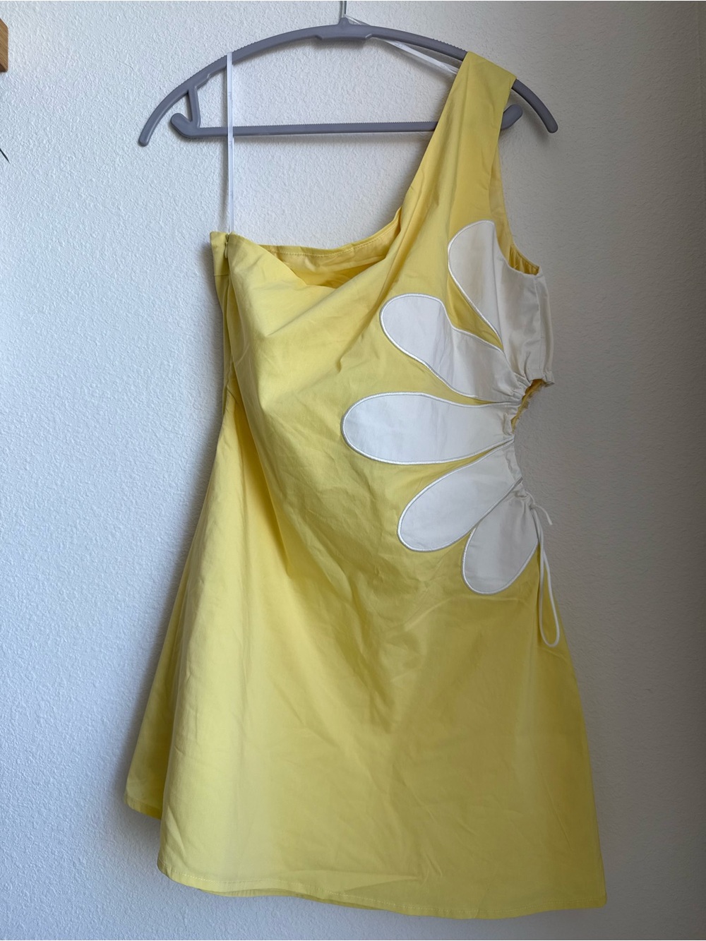 Lulu's One-Shoulder Lemon Mini Dress with White Daisy - Picture 4 of 12
